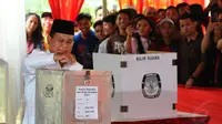 Prabowo Subianto tampak memasukkan kertas suara ke dalam kotak suara. (Liputan6.com / Andrian Martinus)