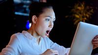 Seorang wanita terkejut melihat layar laptop. (DmitryPoch/depositphotos.com)