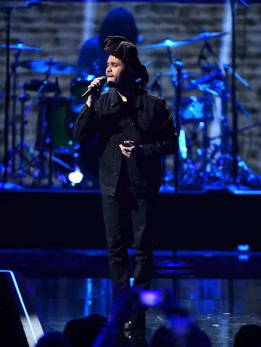 Tidak tanggung-tanggung, The Weeknd sendiri bahkan menempatkan lagunya di 2 posisi teratas. (AFP/Bintang.com)