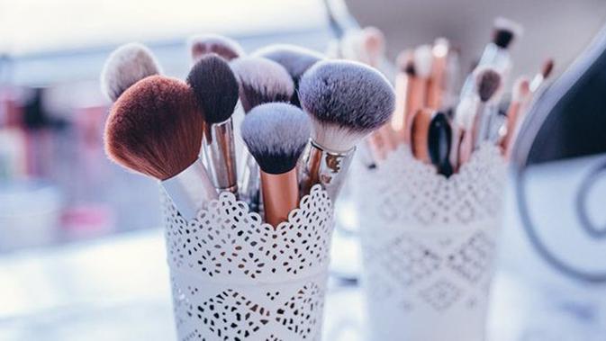 Cara Membersihkan Kuas Makeup Yang Kotor Ternyata Ada Tekniknya