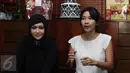 Maia Estianty (kanan) dan Mey Chan saat jumpa pers di kediaman Maia Estianty, Jakarta, Jumat (27/01). Keputusan untuk me-nonaktifkan Duo Maia sudah bulat lantaran Mey Chan yang harus mengikuti sang suami, Liam ke Australia. (Liputan6.com/Herman Zakharia)