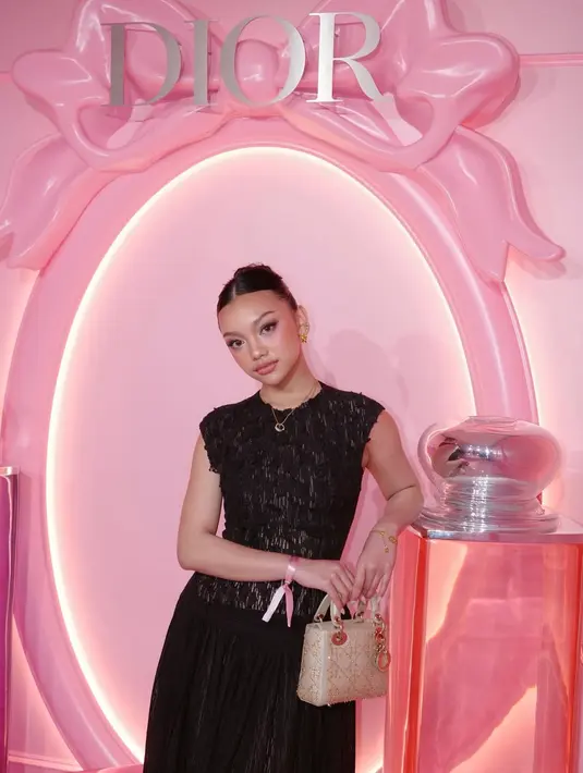 Naura Ayu hadir dengan dress hitam berjaring dan embellishment bola yang tersebar [@naura.ayu]
