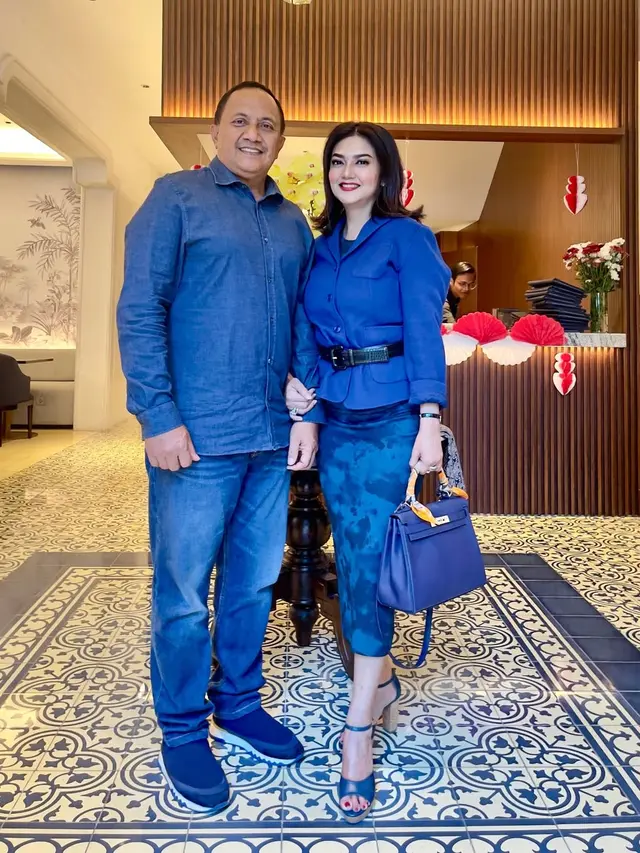 6 Outfit Ibu Pejabat Ala Bella Saphira, Inspirasi Tampil Elegan untuk Usia 50-an