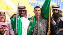 Pemain Al-Nassr, Cristiano Ronaldo (tengah kanan) memakai gamis saat memperingati Hari Pendirian Kerajaan Saudi atau Founding Day di tempat berlatih pada Rabu (22/02/2023). (Twitter/@AlNassrFC)