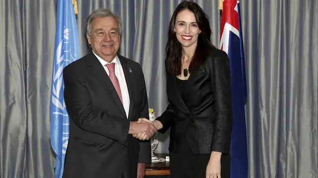 Sekeretari Jenderal PBB Antonio Guterres (kiri) berjabat tangan dengan Perdana Menteri Selandia Baru Jacinda Ardern di Auckland, Senin 13 Mei 2019 (AP/Hannah Peters)
