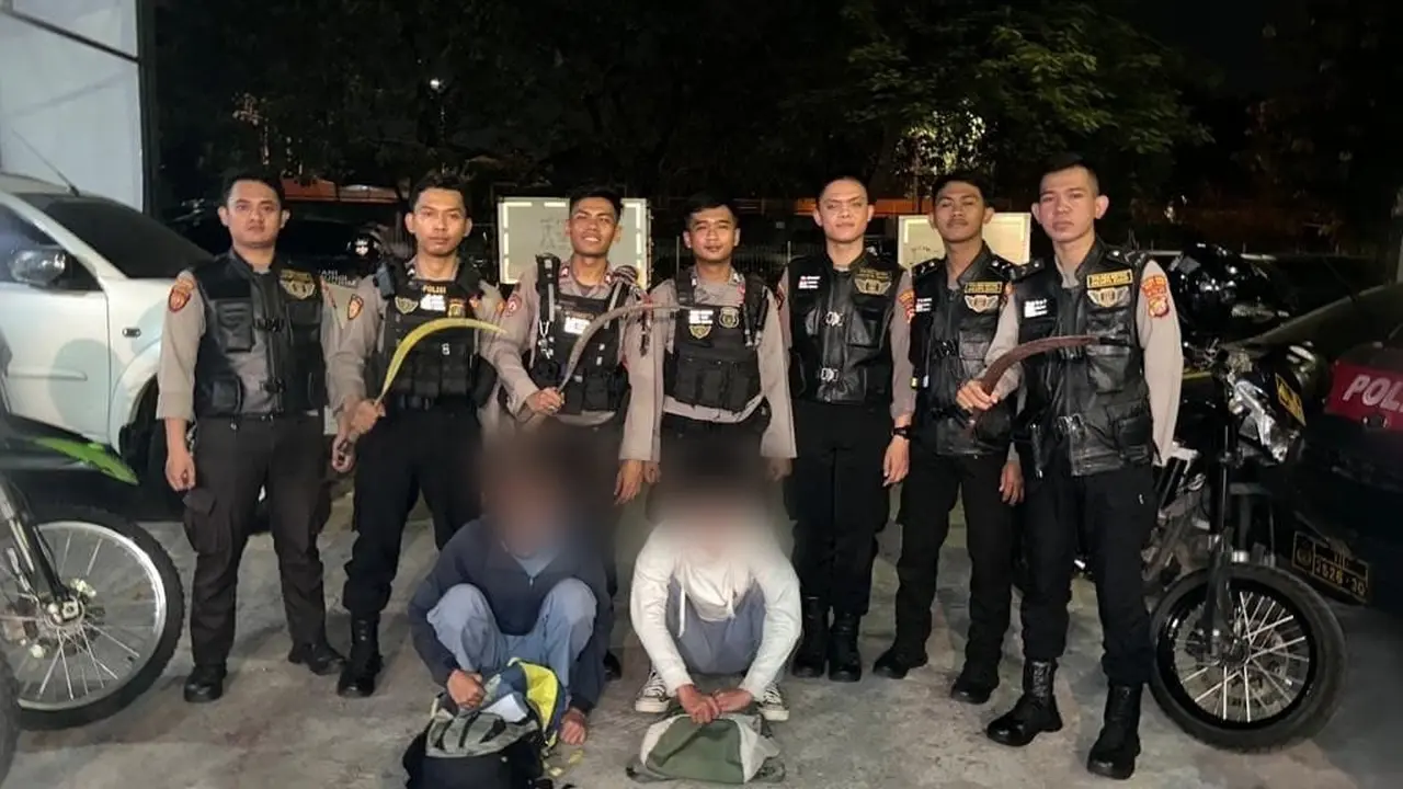 Tim Patroli Perintis Presisi Polres Metro Jakarta Barat bubarkan aksi tawuran pelajar di Jalan Daan Mogot, Cengkareng. Jakarta Barat, pada Selasa (23/5/2023) malam.
