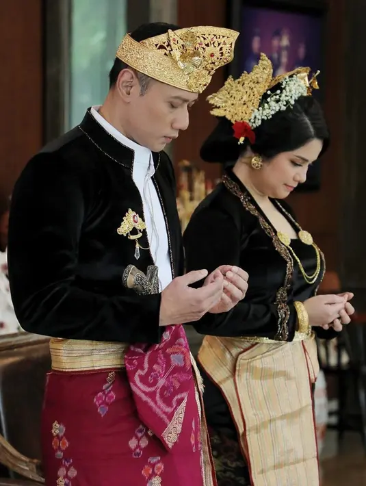 Baju yang dikenakan oleh Annisa dan Agus ini didatangkan langsung dari Bali. Warna hitam dipilih oleh pasangan ini yang membuat penampilan mereka terlihat makin elegan. (Liputan6.com/IG/@annisayudhoyono)