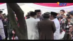 Usai melaksanakan sholat, presiden langsung menyerahkan hewan kurban kepada panitia kurban setempat. 