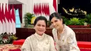 Annisa Pohan tampil anggun kenakan kebaya putih bermotif bunga sebagai outer dan rok panjang Batik [@annisayudhoyono]