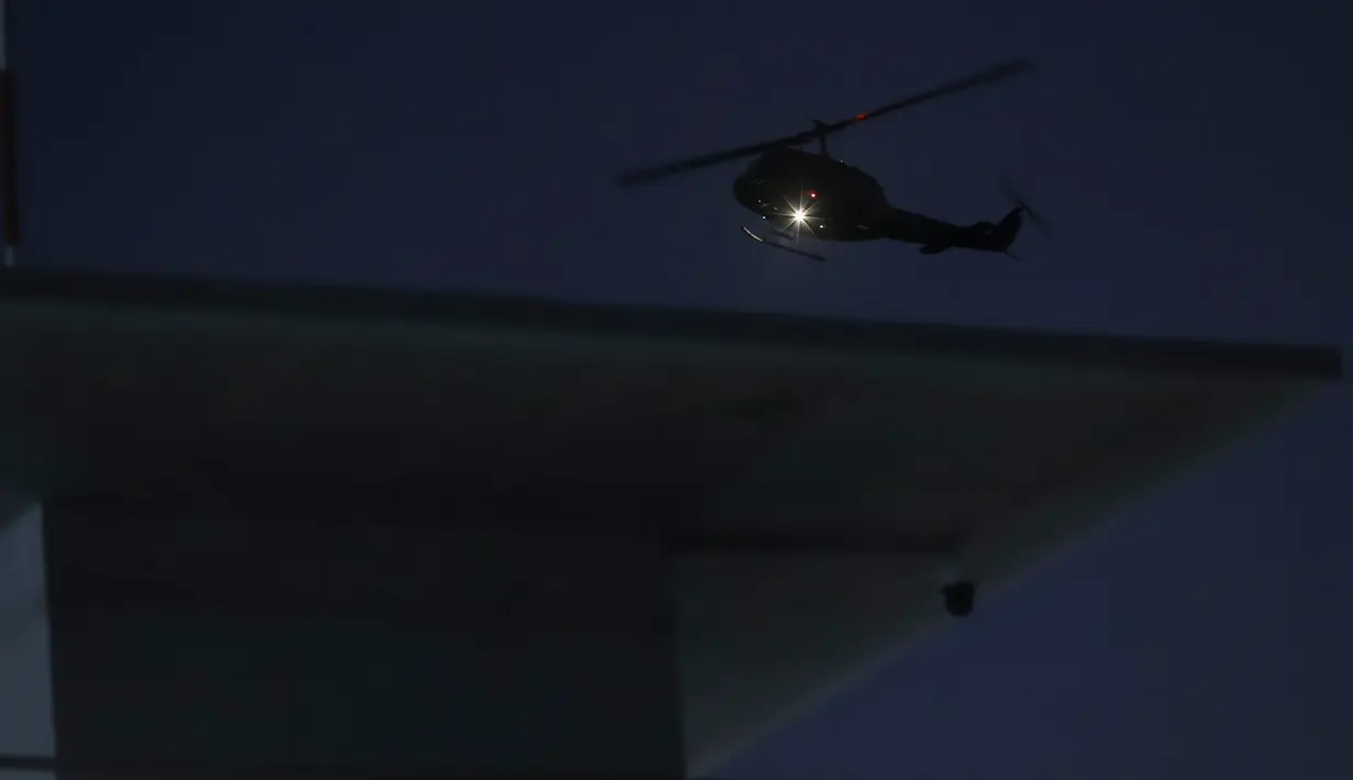 Helikopter Angkatan Udara terbang di atas Pusat Pengurungan Terorisme saat tur media di Tecoluca, El Salvador, 2 Februari 2023. Menurut pemerintah, penjara besar yang masih dalam pembangunan tersebut memiliki kapasitas maksimum 40.000 narapidana dan dimaksudkan untuk memenjarakan anggota geng. (AP Photo/Salvador Melendez)