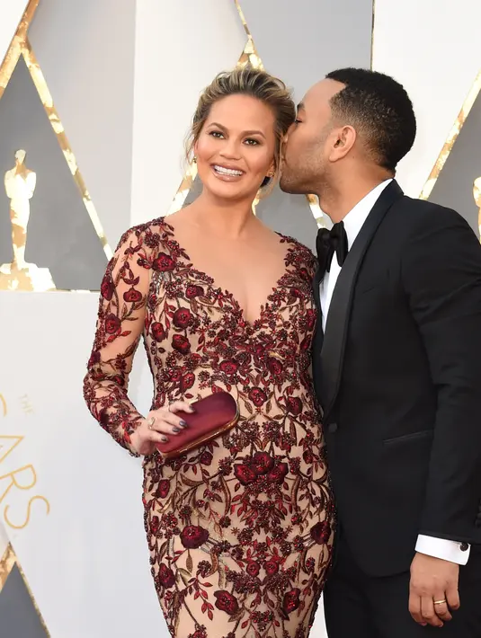 Pasangan suami istri John Legend dan Chrissy Teigen tengah dilanda kebahagiaan. Pasalnya, kedua pasangan ini menyambut kelahiran buah hati yang berjenis kelamin perempuan. (AFP/Bintang.com)