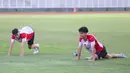 Sebagai saudara kandung, Timothy dan Mathew Baker kerap menunjukkan sisi keakraban. Bahkan, tak jarang keduanya saling bersendang gurau dengan diiringi canda tawa dalam sesi latihan Timnas Indonesia U-20. (Bola.com/M Iqbal Ichsan)