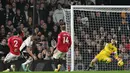<p>Penjaga gawang Manchester United, David de Gea (kanan), berhasil menggagalkan tendangan dari pemain Fulham, Carlos Vinicius (dua kiri), dalam pertandingan pertandingan lanjutan Liga Inggris 2022/2023 yang berlangsung di Craven Cottage, Minggu (13/11/2022). (AFP/Glyn Kirk)</p>
