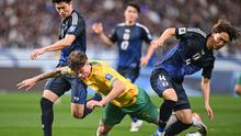 Pemain Jepang, Shogo Taniguchi, menjaga bola saat berhadapan dengan Australia pada matchday 4 Kualifikasi Piala Dunia 2026 di Saitama Stadium, Jepang, Selasa (15/10/2024) malam WIB. (Philip FONG / AFP)
