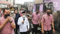 Wakil Presiden Ma’ruf Amin (tengah depan) meninjau lokasi kebakaran Depo Pertamina Plumpang, Jakarta Utara, Sabtu (4/3/2023). Wapres didampingi oleh Menteri BUMN Erick Thohir meninjau langsung titik api dan bertemu warga yang masih bertahan di sekitar lokasi kejadian. (Liputan6.com/Herman Zakharia)