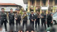 Enam orang remaja tanggung yang diduga hendak tawuran di Jalan Kemanggisan Raya, Palmerah, Jakarta Barat pada Sabtu, (27/5/2023) pagi ditangkap. (Foto:Liputan6/Ady Anugrahadi)