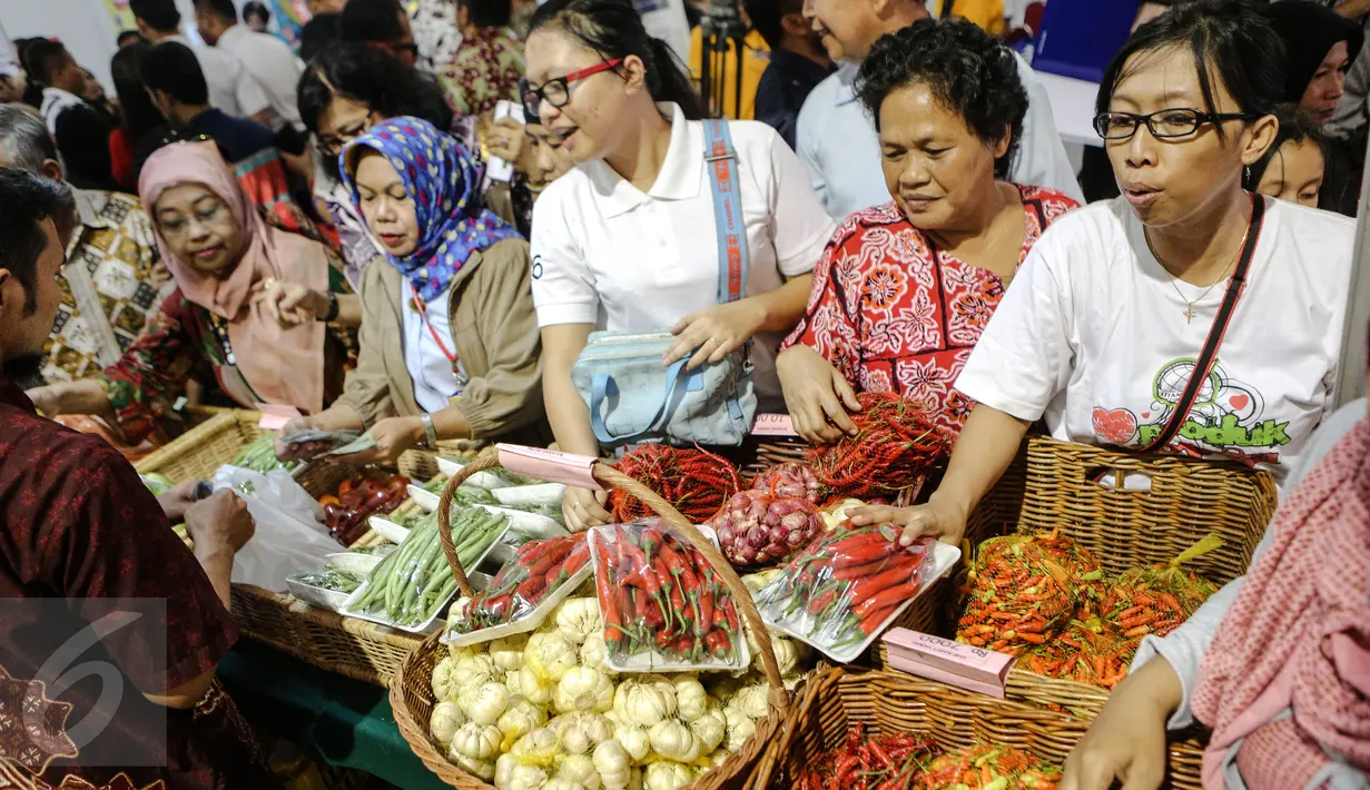 Sejumlah warga terlihat antusias saat membeli barang di pasar murah Kemendag, Jakarta, Kamis (25/6/2015). Kegiatan ini untuk memudahkan masyarakat mendapatkan kebutuhan pokok dengan harga yang terjangkau selama Ramadan. (Liputan6.com/Faizal Fanani)