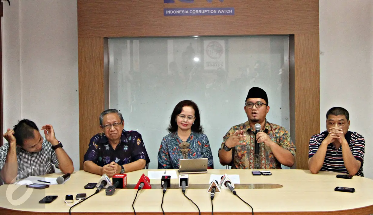 Ketua Umum PP Pemuda Muhammadiyah Dahnil Anzar (kedua kanan) saat preskon Revisi UU KPK di Kantor ICW, Jakarta Selatan, Minggu (11/10/2015). Mereka mendesak Pemerintah dan DPR untuk menghentikan upaya revisi UU KPK (Liputan6.com/ Immanuel Antonius)
