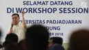 Uncu Putra dari Visual Indomedia Production Emtek Grup berbagi materi tentang dunia produksi visual kepada peserta Workshop Session Emtek Goes to Campus 2018 di Gedung 2 Universitas Padjajdaran, Bandung, Selasa (4/12). (Liputan6.com/Helmi Fithriansyah)