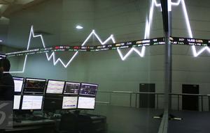 Pekerja beraktivitas di BEI, Jakarta, Selasa (4/4).  Sebelumnya, Indeks harga saham gabungan (IHSG) menembus level 5.600 pada penutupan perdagangan pertama bulan ini, Senin (3/4/2017). (Liputan6.com/Angga Yuniar)