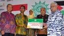 Organisasi Muhammadiyah menyumbang dana  bantuan kemanusian untuk rakyat Palestina, Jakarta, Selasa (9/9/2014) (Liputan6.com/Miftahul Hayat)