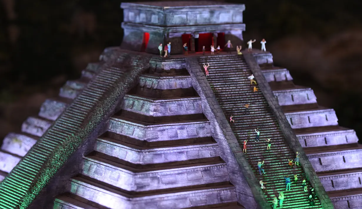 Miniatur Chichen Itza di Mexico dipamerkan saat acara Gulliver’s Gate di Times Square, New York City, Senin (10/4). Tempat dan situs dari 50 negara ditampilkan dalam pameran ini. (AFP PHOTO / TIMOTHY A)