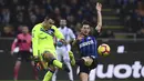 Aksi kiper Sampdoria berdarah Indonesia, Emil Audero pada laga lanjutan Liga Italia Serie A yang berlangsung di stadion Giuseppe Meazza, Milan, Senin (18/2). Inter Milan menang 2-1 atas Sampdoria. (AFP/Miguel Medina)