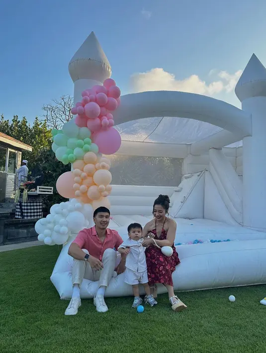 Ia mengenakan halterneck strap batik dress berwarna merah marun. [@nikitawillyofficial94]