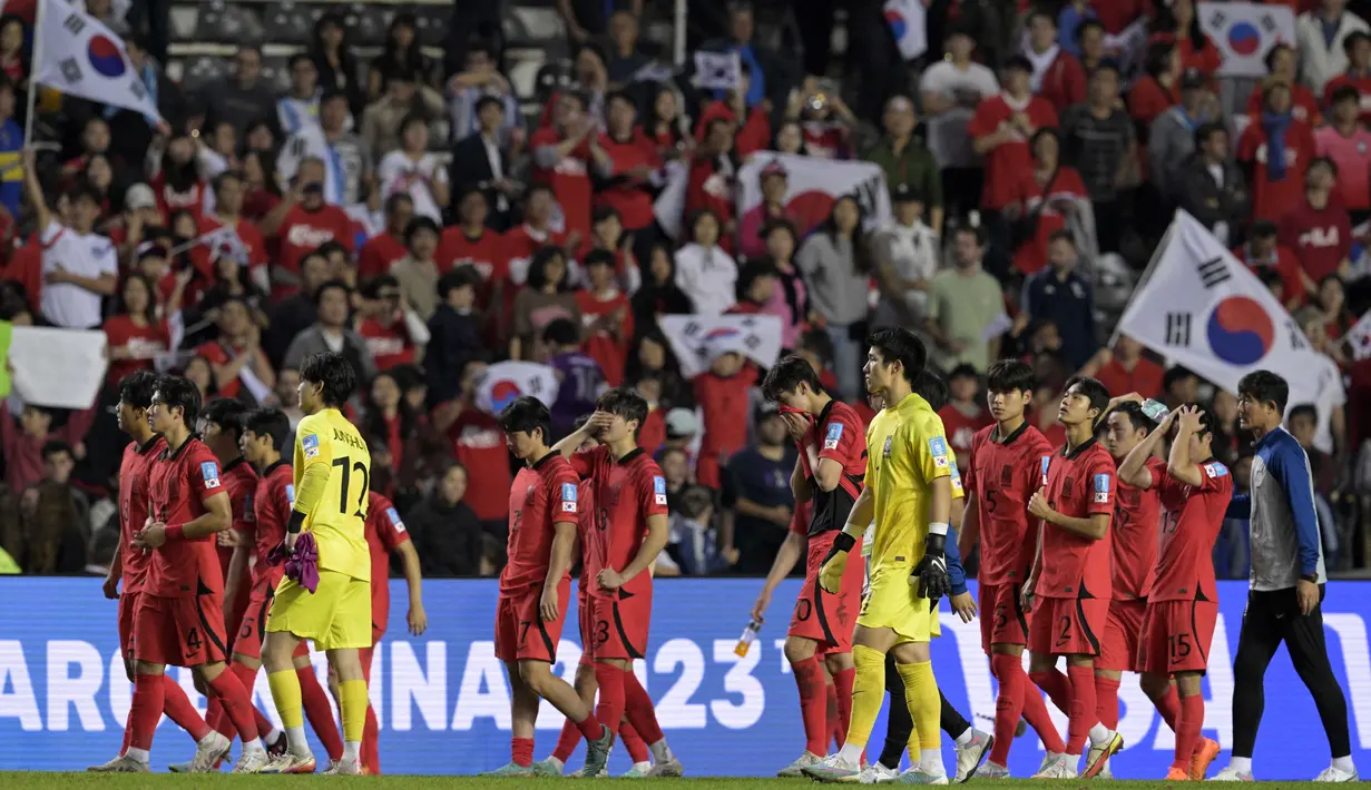 Ekspresi kesedihan pemain Korea Selatan U-20 setelah dikalahkan Timnas Italia U-20 dalam pertandingan semifinal Piala Dunia U-20 2023 yang digelar di Estadio Unico Diego Maradona, La Plata, Jumat (9/6/2023) pagi WIB. (AFP/Juan Mabromata)