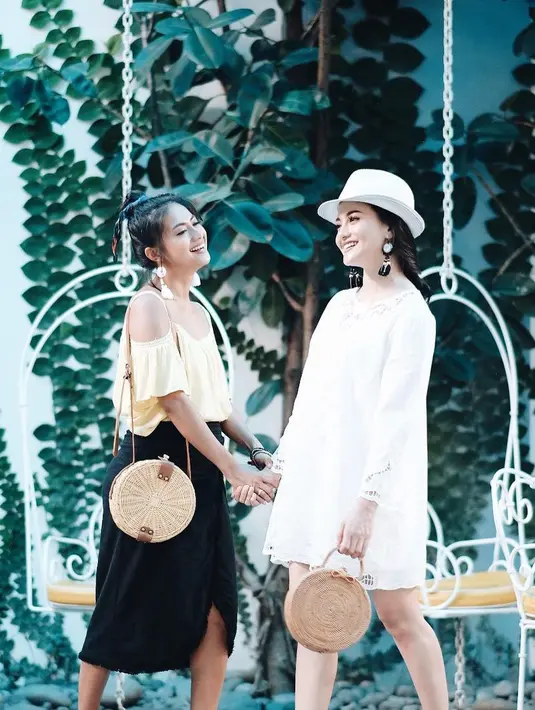 Kekompakan Ririn Ekawati dan Rini Yulianti memang sudah tidak diragukan lagi. Mulai dari soal penampilan, hingga kedekatan di antara keduanya.  (Instagram/ririnekawati)