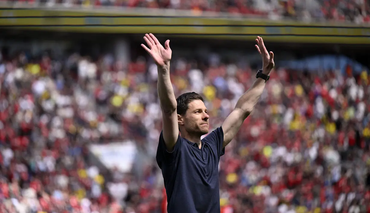Pelatih Bayer Leverkusen, Xabi Alonso melakukan perpisahan dengan para fans setelah laga lanjutan Liga Jerman 2024/2025 melawan Borussia Dortmund di BayArena, Leverkusen, Jerman, Minggu (11/05/2025) waktu setempat. (AFP/Ina Fassbender)