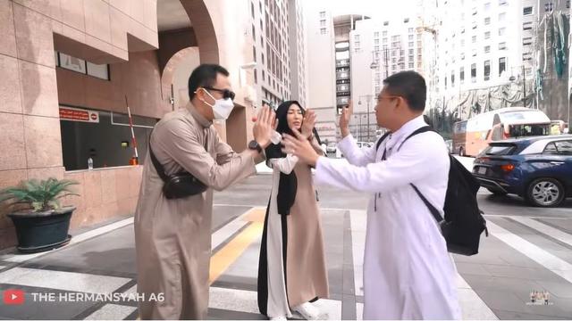 Sama-Sama Jalani Umrah, Ini 6 Momen Pertemuan Ashanty dan Ayu Dewi di Madinah