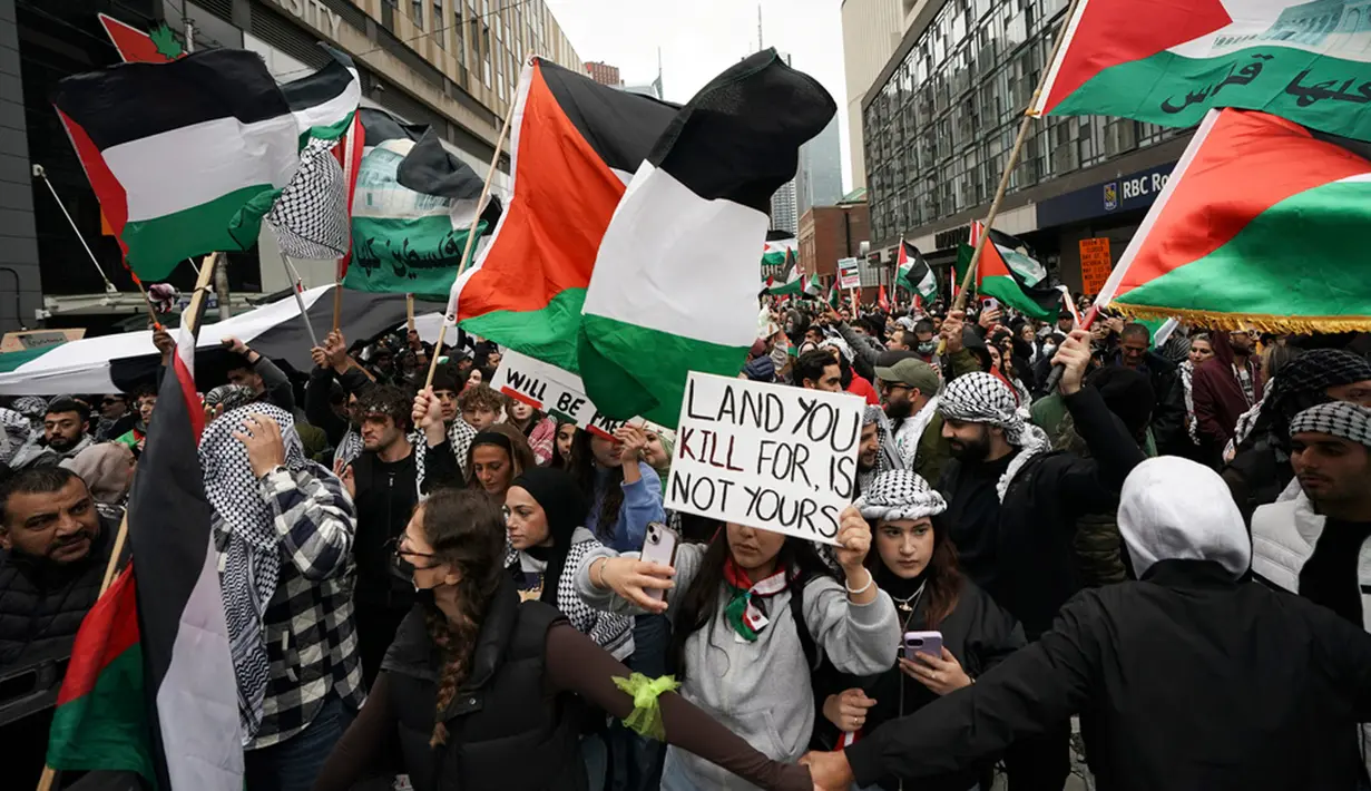 Polisi meningkatkan kehadirannya pada unjuk rasa warga Palestina yang tidak berizin di depan Balai Kota Toronto. Kendati demikian tidak ada kekhawatiran terhadap keselamatan masyarakat atau komunitas tertentu. (Arlyn McAdorey/The Canadian Press via AP)