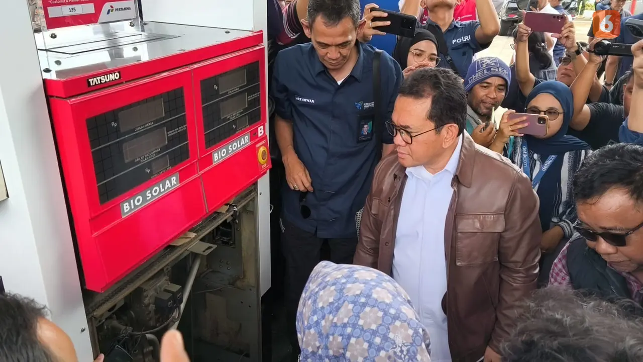 Mendag Budi Santoso saat ekspos SPBU menyalahi aturan di Kecamatan Baros Kota Sukabumi, Rabu (19/2/2025). (Liputan6.com/Fira Syahrin).