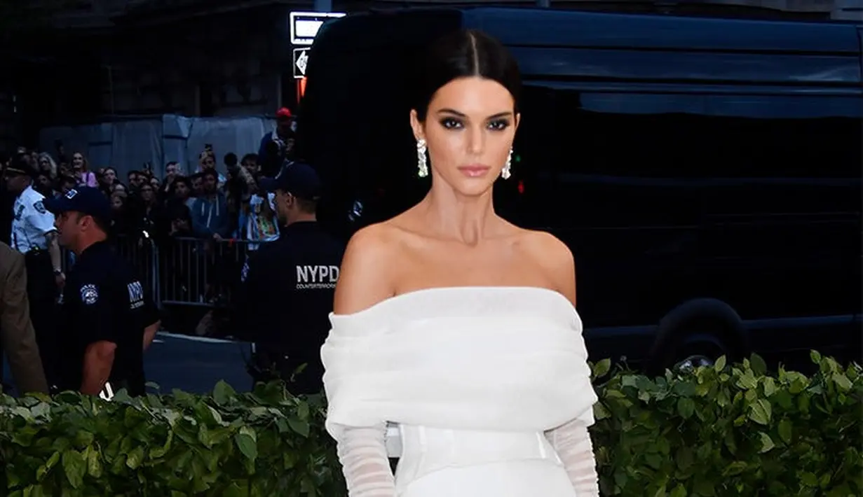 "Hentikan, Ma!" bisik Kendall Jenner seperti yang dilansir dari USWeekly. (Life & Style)