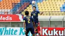 Pemain Persela Lamongan, Ahmad Birrul Walidain (tengah) menghalau bola diudara dalam pertandingan Babak Penyisihan Grup C Piala Menpora 2021 melawan Persik Kediri di Stadion Si Jalak Harupat, Bandung. Rabu (7/4/2021). (Bola.com/Ikhwan Yanuar)