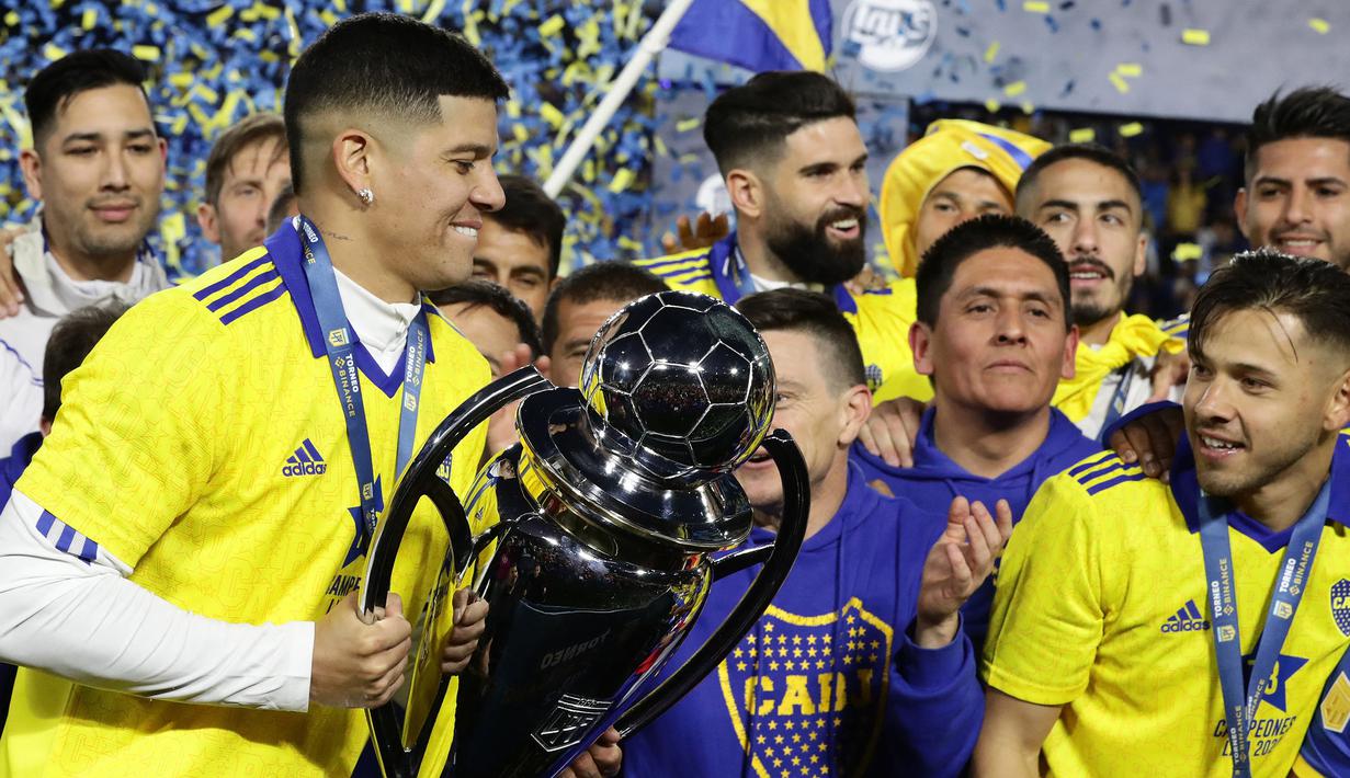 Pemain Boca Juniors, Marcos Rojo memegang trofi setelah memenangkan turnamen Liga Sepak Bola Profesional Argentina melawan Independiente di stadion La Bombonera di Buenos Aires pada 23 Oktober 2022. Marcos Rojo pernah bergabung dengan Manchester United pada tahun 2014 setelah dibeli dari Sporting CP dengan harga 20 juta euro. Ia tampil memukau saat berseragam MU dan menjadi salah satu pemain andalan Louis van Gaal. Rojo sukses mencuri hati fans MU lewat permainan ala Amerika Latin-nya yang keras dan lugas. (AFP/Alejandro Pagni)