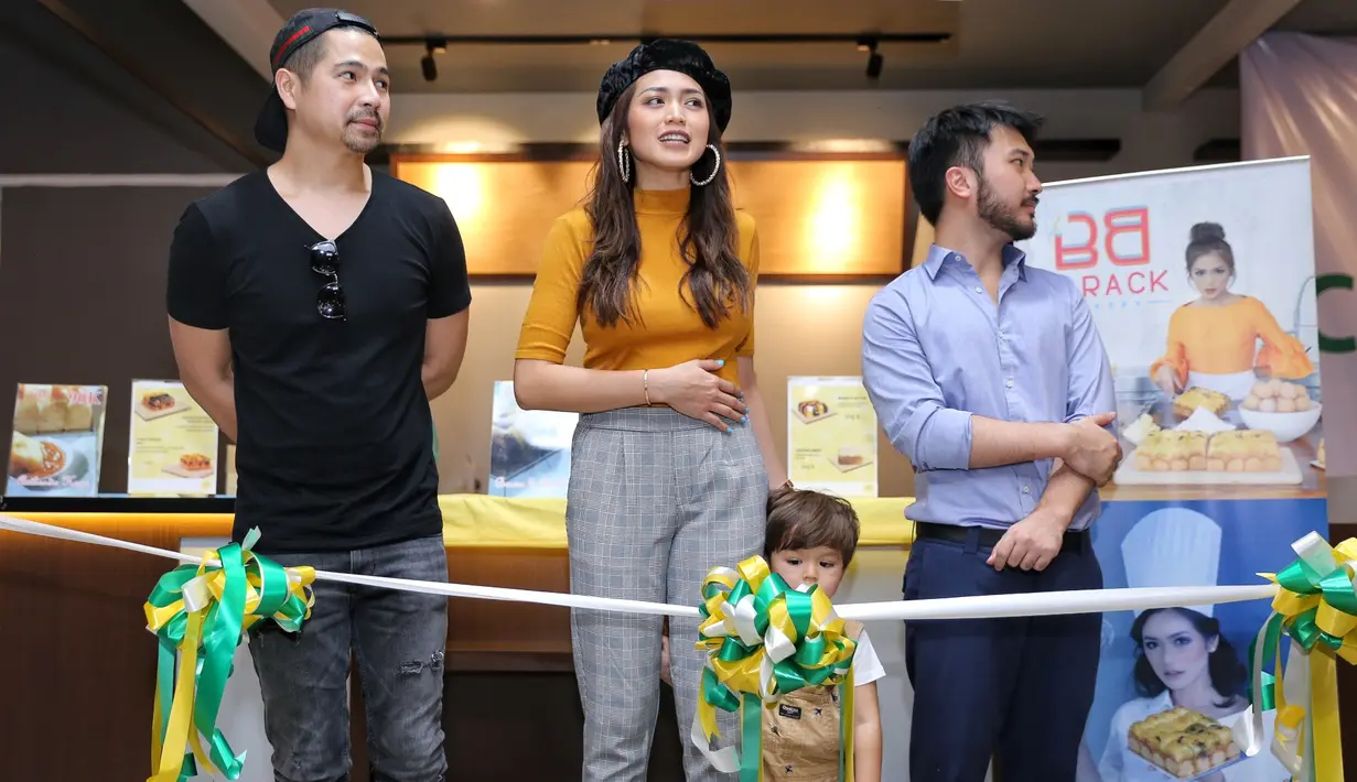 "Namanya Barack Bakery. Kenapa pakai nama anakku? Karena aku ingin ajarin dia untuk mulai terlibat, mulai merasakan ibunya bekerja. Aku ingin mengarahkan yang terbaik untuk El sejak kecil," kata Jedar, Senin (11/12/2017). (Adrian Putra/Bintang.com)