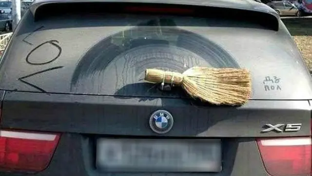 Tak perlu menciptakan barang-barang yang rumit, ada juga lho orang-orang yang menciptakan penemuan baru dari benda-benda yang sederhana.