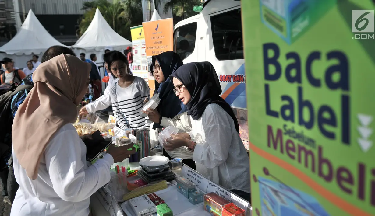 Petugas BPOM mensosialisasikan tempat makan yang memenuhi syarat atau tidak kepada warga saat peringatan HUT ke-18 BPOM di Sarinah, MH Thamrin, Jakarta, Minggu (10/2).  (Merdeka.com/Iqbal S. Nugroho)