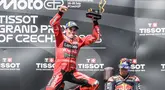 Pembalap MotoGP dari tim Ducati Lenovo Team asal Spanyol, Marc Marquez (kiri) merayakan kemenangannya di podium MotoGP Ceko di sirkuit Masaryk, Brno, Ceko, 20 Juli 2025. (Michal Cizek/AFP)