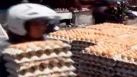 Jika biasanya pedagang menjual sekitar 300 rak telur, jelang paskah mereka bisa menjual hingga 1400 rak.