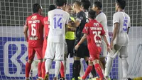 Wasit Oki Dwi Putra mendapatkan protes keras dari Persija Jakarta setelah menganulir gol Marko Simic ke gawang Arema FC dalam BRI Liga 1 di Stadion Manahan, Solo, Minggu (17/10/2021). (Bola.com/Bagaskara Lazuardi).