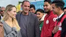 Diketahui, saat ini, Gaza sedang menghadapi musim dingin yang ekstrem, dengan hujan lebat dan penurunan suhu yang memperburuk kondisi para pengungsi. Tampak dalam foto, aktris Amerika Serikat (AS), Angelina Jolie (kiri) menyapa seorang karyawan Bulan Sabit Merah Mesir di perbatasan Rafah Mesir, pada Jumat 2 Januari 2026. (Foto oleh AFP)