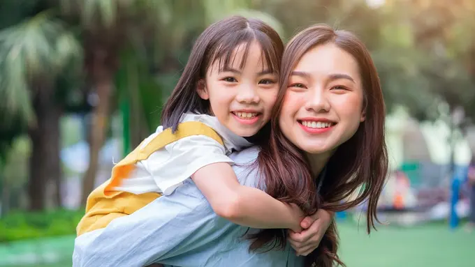 menggendong anak ibu muda