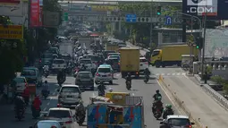 Sejumlah kendaraan melintas di dekat galian kabel yang berada di tengah jalan Gajah Mada, Jakarta, Sabtu (12/5). (Merdeka.com/Imam Buhori)