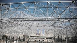 Suasana pemasangan rangka atap dari Jakarta International Stadium yang memiliki berat kurang lebih 3.900 ton. (Foto: Dok Humas Pemprov DKI Jakarta)