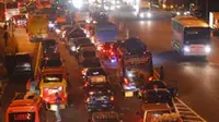 Antrian kendaraan roda empat mencapai 5 kilometer di sekitar gerbang tol Cileunyi, Bandung, Jabar, Jumat malam (18/9). (Antara)