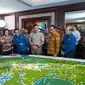 Menteri Keuangan Sri Mulyani dan Menteri ATR/Kepala BPN, Agus Harimurti Yudhoyono (AHY) meninjau Maket masterplan Penajam Paser Utara (PPU) milik Badan Bank Tanah. (Dok. Badan Bank Tanah)