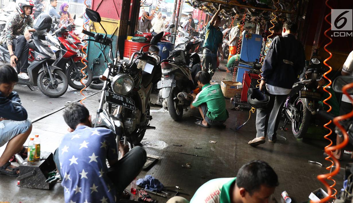 Suasana di salah satu bengkel sepeda motor di Jakarta, Jumat (16/6). Pemilik bengkel mengaku order yang ia terima naik hingga 100 persen menjelang lebaran. (Liputan6.com/Immanuel Antonius)